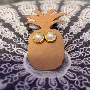 pearl and gold stud earrings